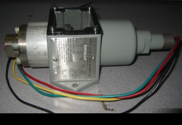 New dwyer series 1000E pressure switch in box