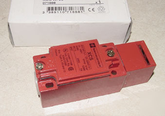 New telemecanique safety limit switch xcs-A703 in box