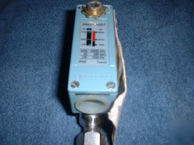 New telemecanique oil pressure switch xmj-A5007