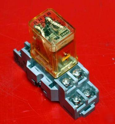 Idec RH2B-ulc 120 volt relay with base