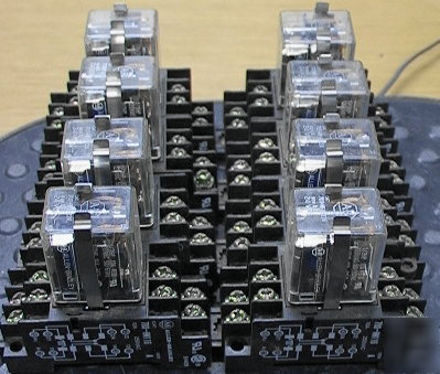 8 control relays with din rail mount bases ab 700HI 32Z