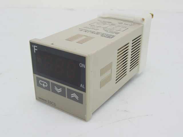 Omron E5CS-R1JX-f digital temperature controller