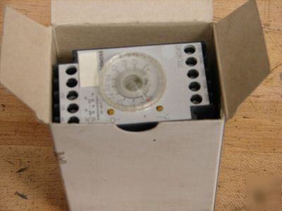 Siemens timing relay 7PU40-40-0BB30